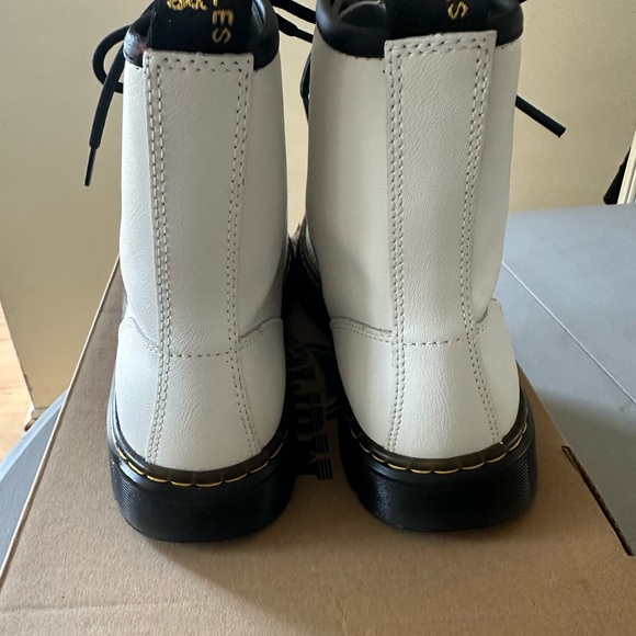 Like new Dr. Martens. Worn once. Zavala white size 8 - Picture 6 of 7